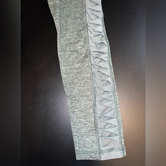 Aerie High Waisted Ruffle Side 25” L Leggings in Olive Green Size Medium EUC - Picture 2 of 8